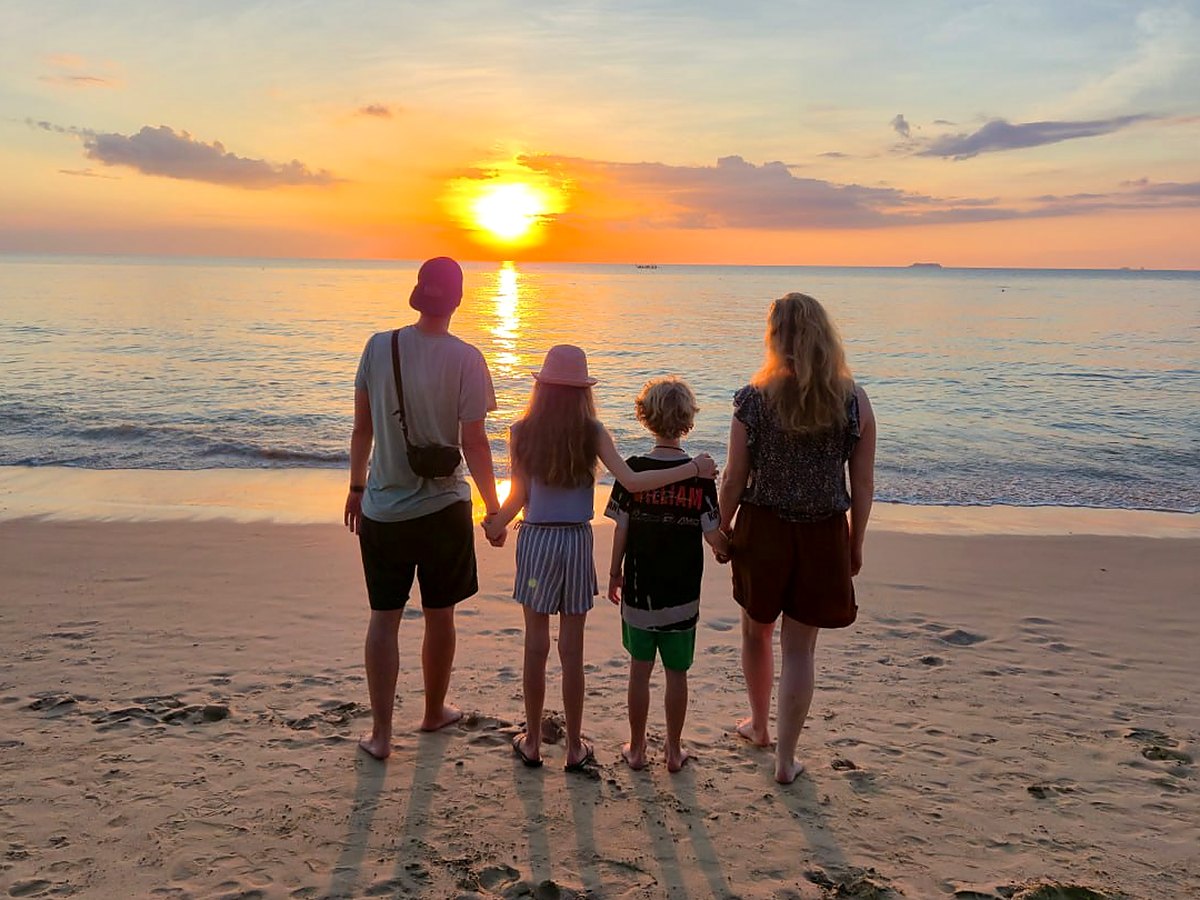 Jan Saßmannshausen mit Familie am Strand – Worldschooling 2025/26